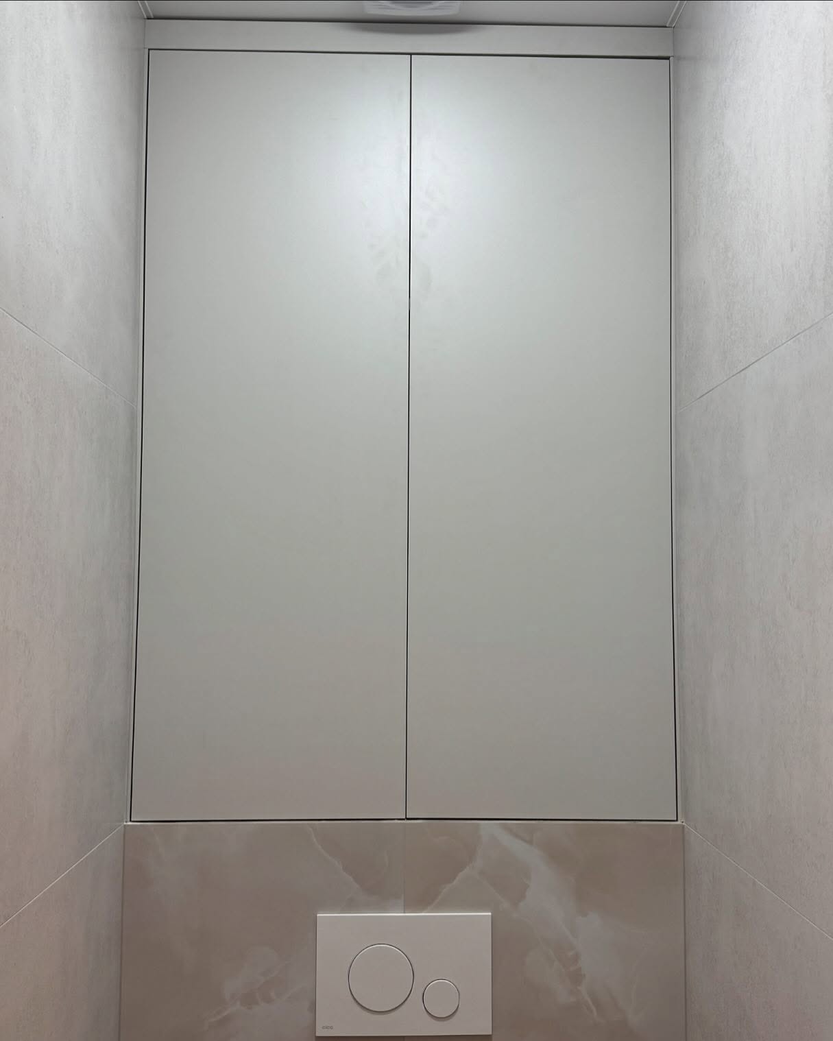 Встроенный шкаф над инсталляцией