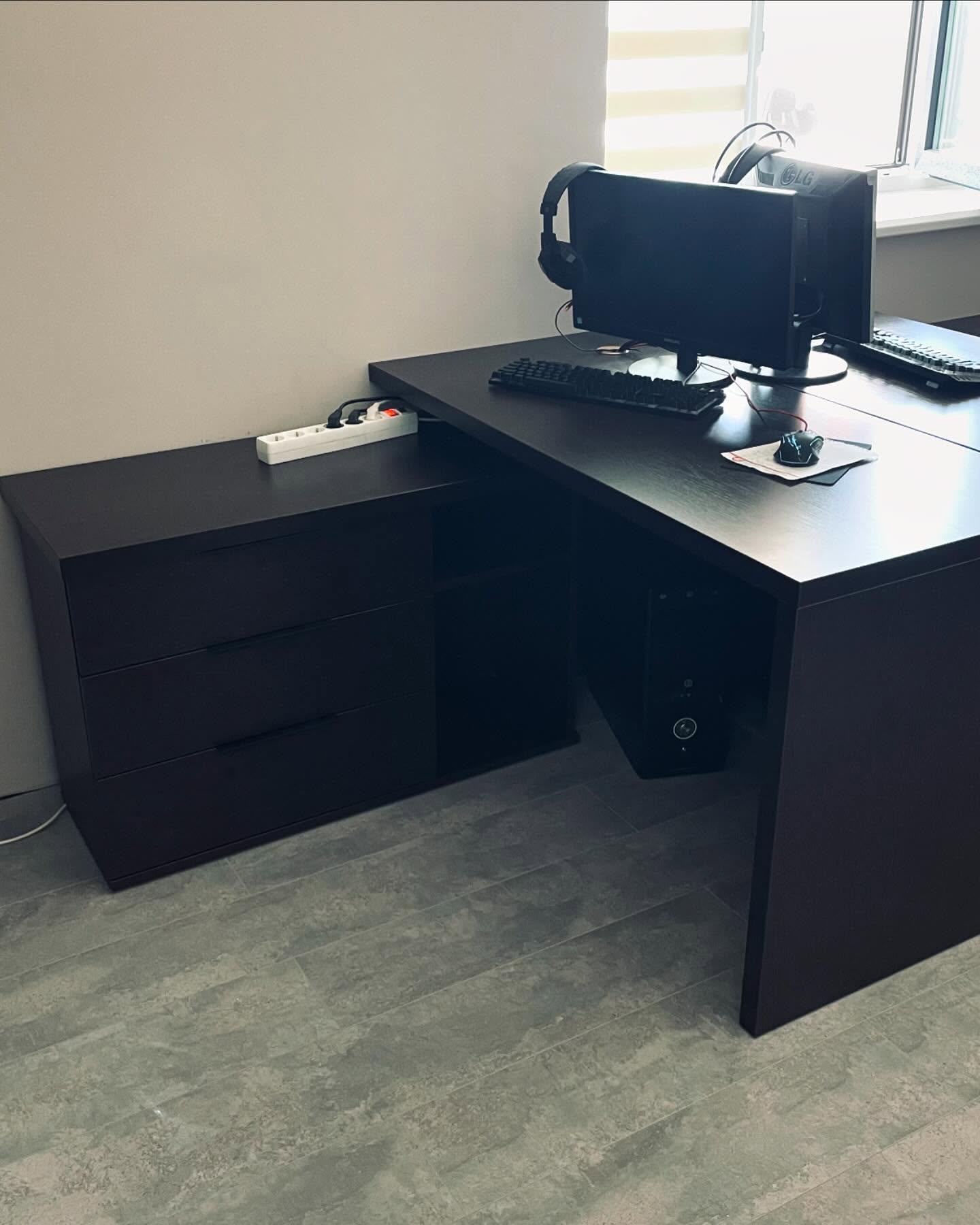 Угловой компьютерный стол