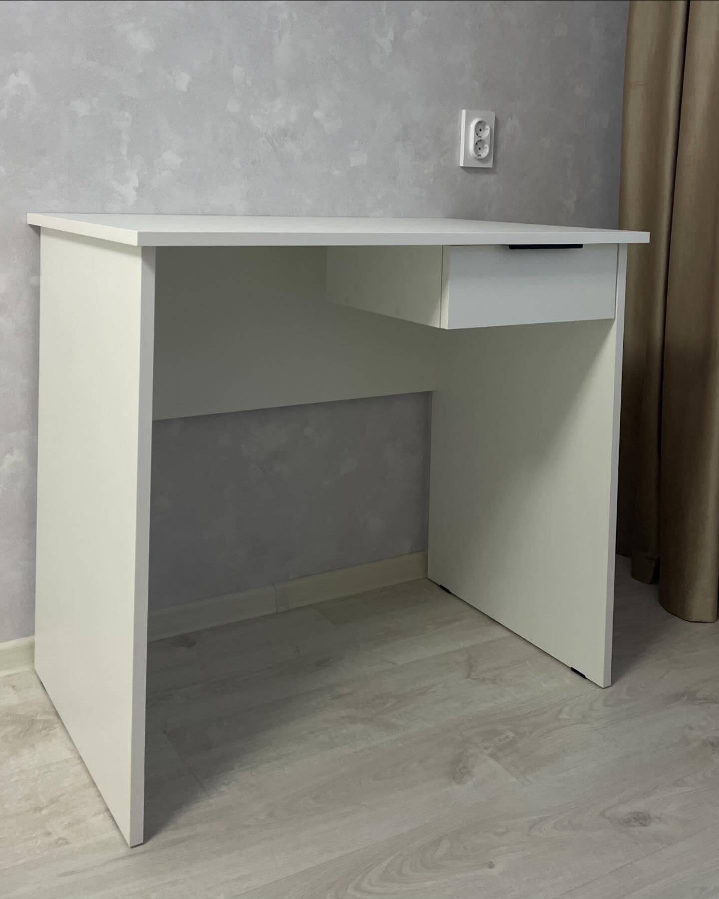 Белый письменный стол