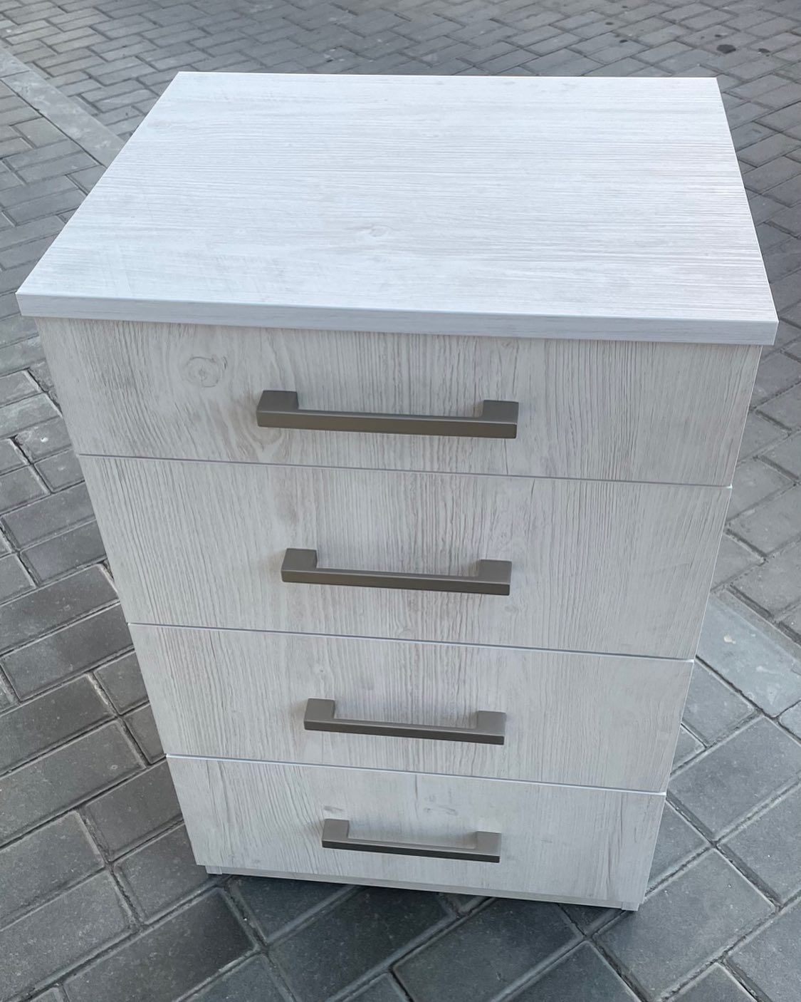 Комод из светлого дерева