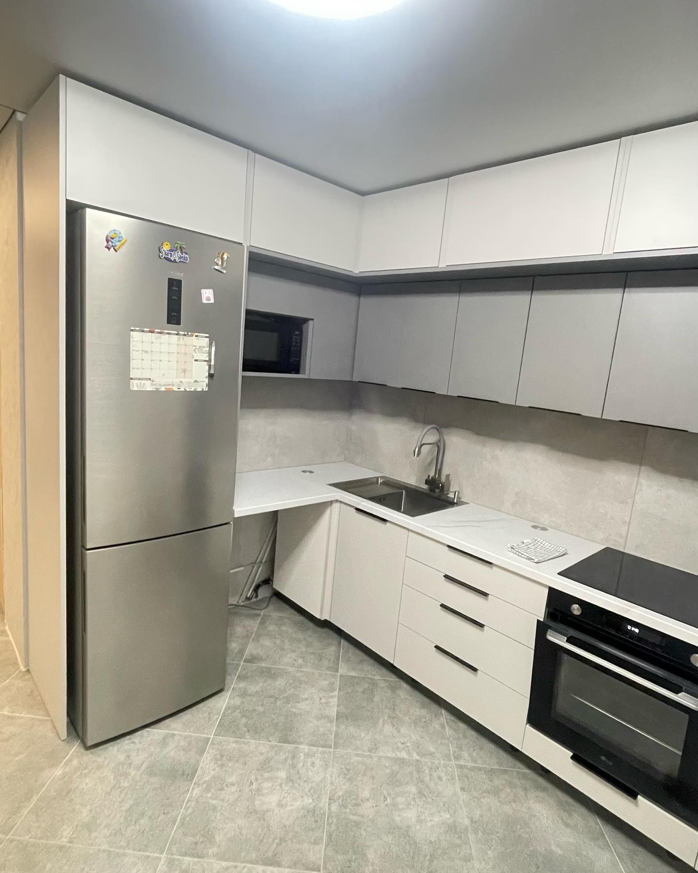 Современная угловая кухня в светлых тонах