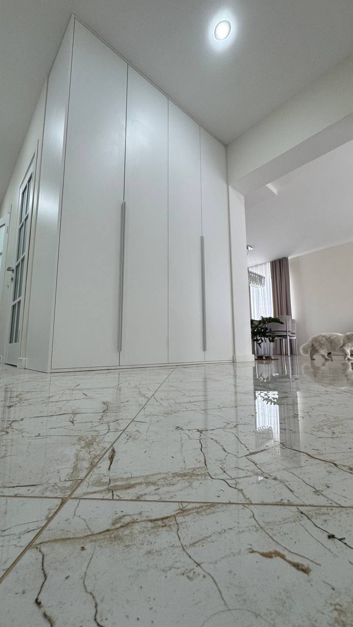 Прихожая со шкафом и мягкой скамьёй