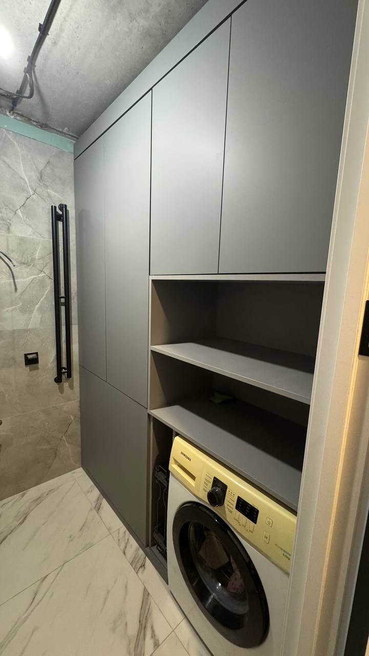 Белый шкаф до потолка в коридоре