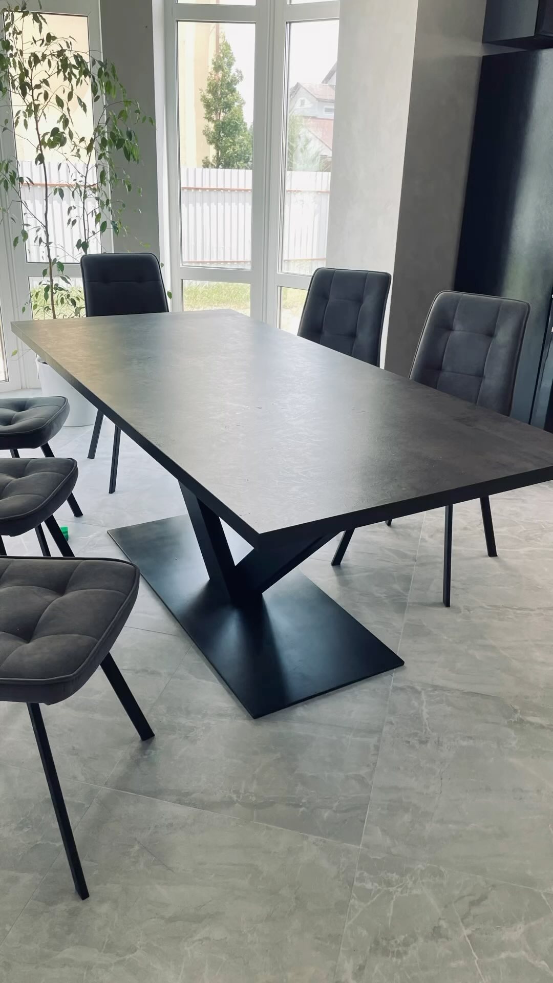 Обеденный стол с металлическим основанием