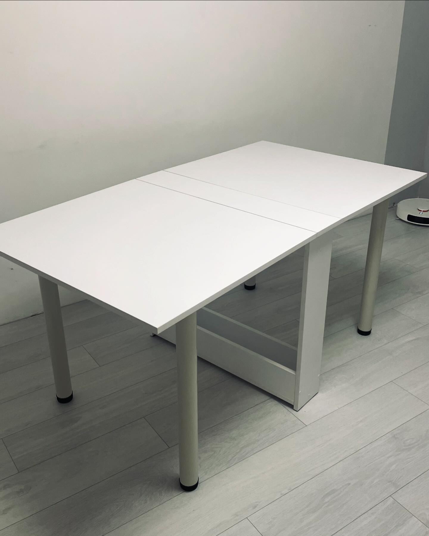 Раздвижной белый стол