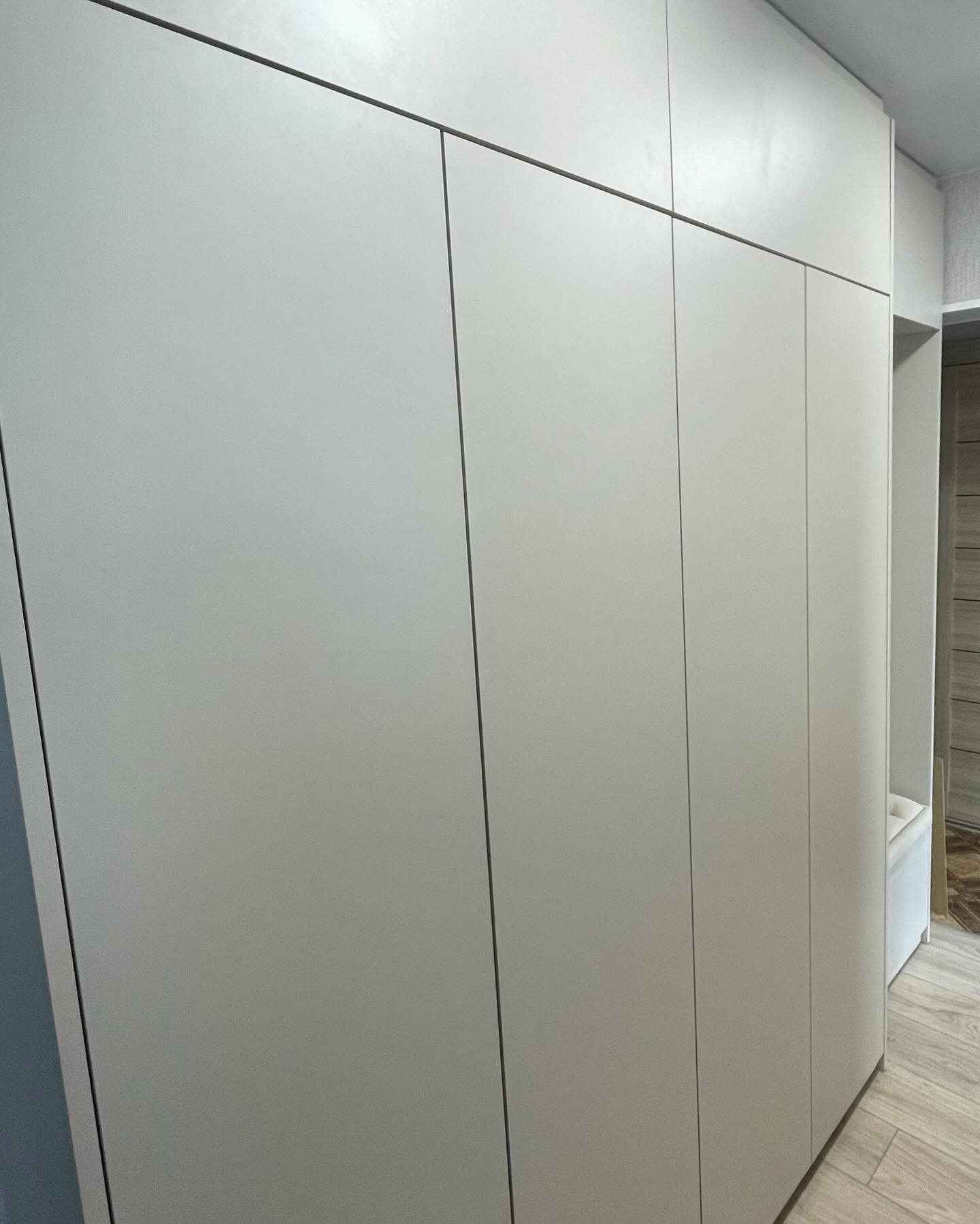 Большой встроенный шкаф