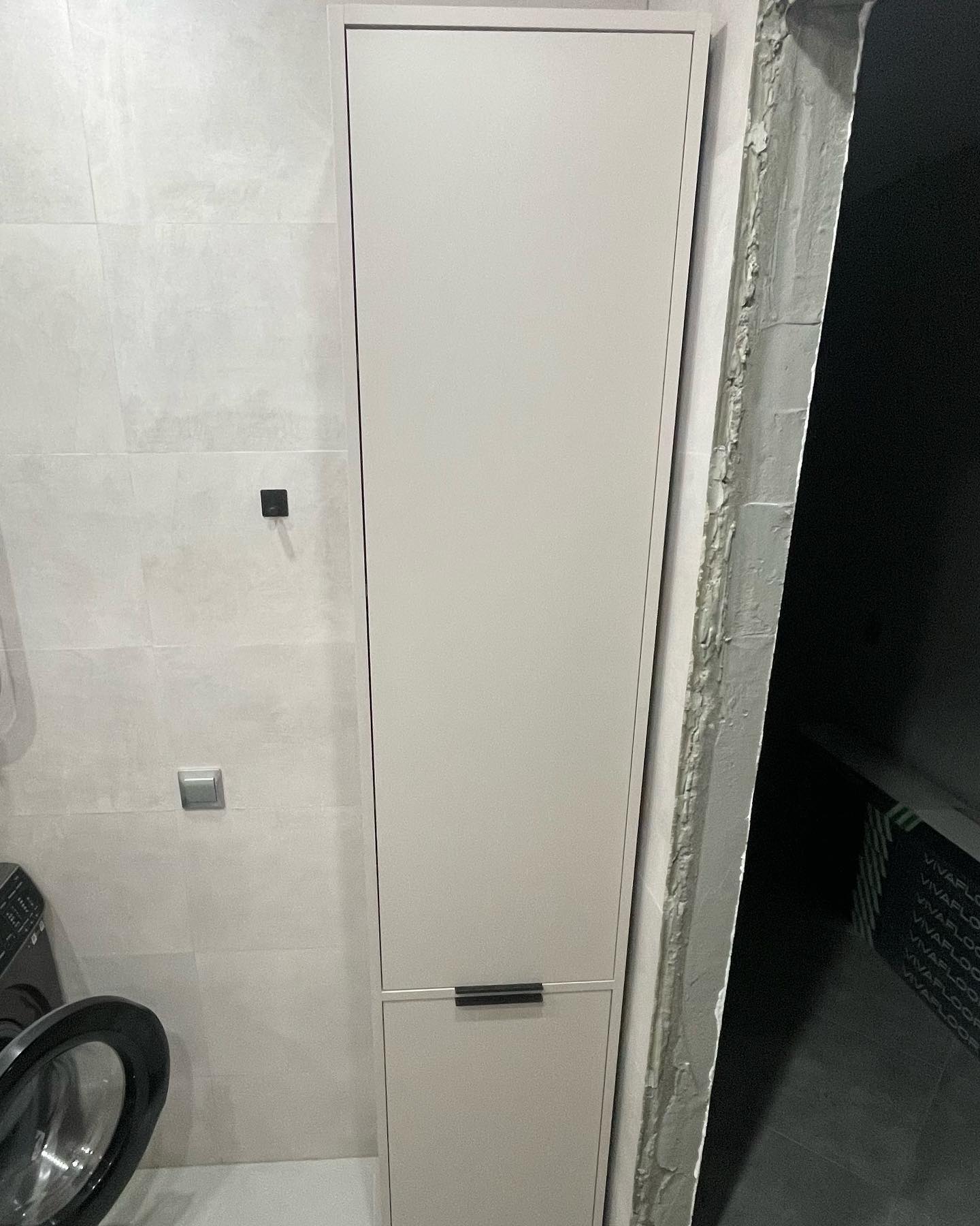 Узкий шкаф для хранения