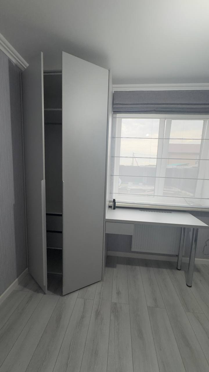 Рабочая зона у окна со шкафом и столом